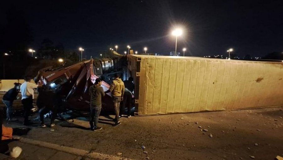 Una persona lesionada deja volcamiento de camión con acoplado en el Camino Internacional de Viña del Mar