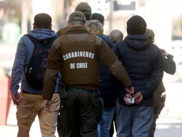 Carabineros detiene a tres sujetos que fueron sorprendidos golpeando a un turista chino para robarle en Valparaíso