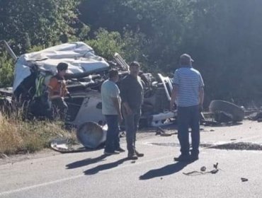 Tres fallecidos y un herido grave deja colisión frontal entre camión y un vehículo en la salida norte de Valdivia