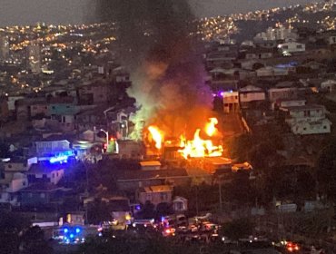 Incendio consume cinco viviendas en la Av. Alemania del cerro Mariposas de Valparaíso