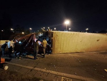 Una persona lesionada deja volcamiento de camión con acoplado en el Camino Internacional de Viña del Mar