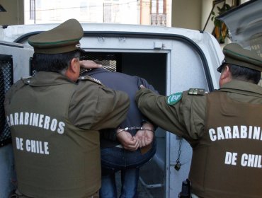 Decretan arresto domiciliario total y arraigo nacional para sujetos que golpearon a turista chino para robarle en Valparaíso