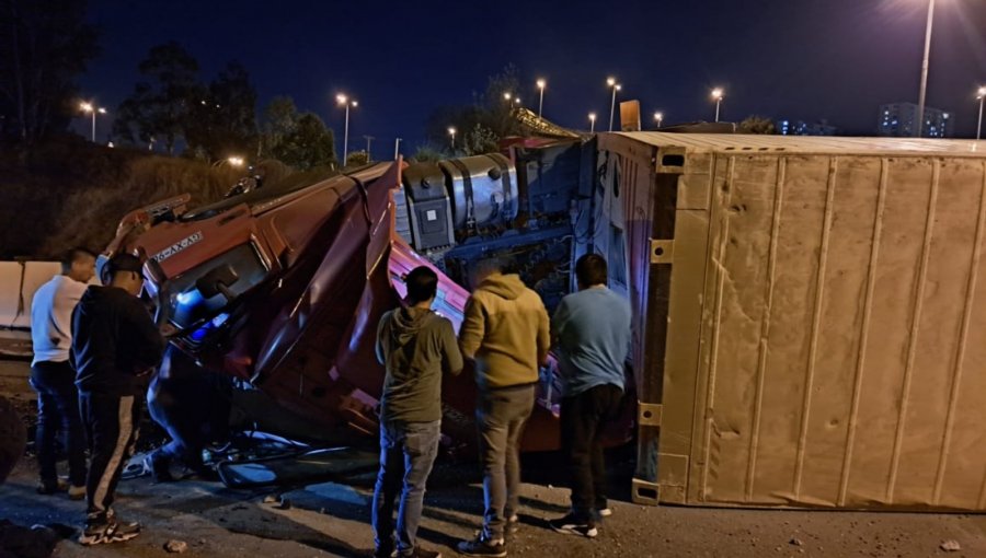 Trabajos para retirar camión volcado en rotonda El Trébol registra diversos desvíos de tránsito en Viña del Mar