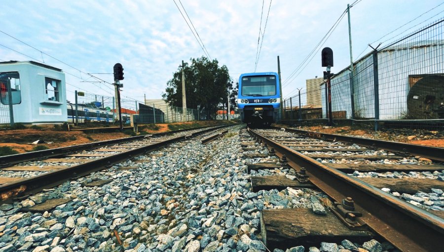 Servicio de EFE Valparaíso debió ser suspendido por roca que descarriló un tren entre Quilpué y Viña