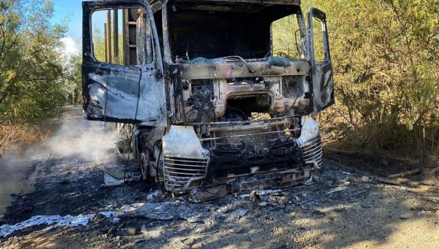 Nuevo ataque incendiario afecta a Los Lagos: Sujetos encapuchados prenden fuego a cinco vehículos en Río Negro