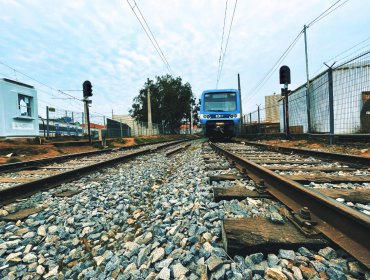 Servicio de EFE Valparaíso debió ser suspendido por roca que descarriló un tren entre Quilpué y Viña