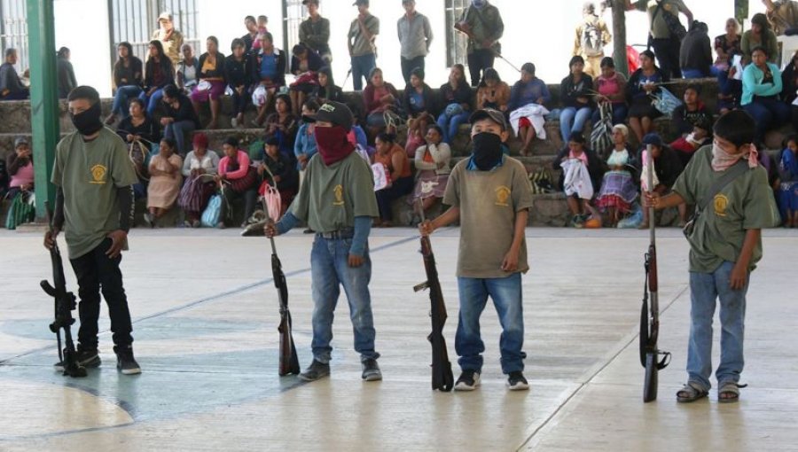 La impactante imagen de los niños que fueron armados para ayudar a combatir la delincuencia en México