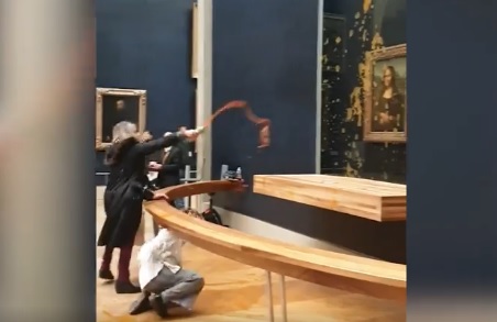 Activistas por la "seguridad social alimentaria" lanzan recipiente con sopa a "La Gioconda" en el Louvre