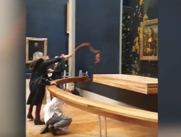 Activistas por la "seguridad social alimentaria" lanzan recipiente con sopa a "La Gioconda" en el Louvre