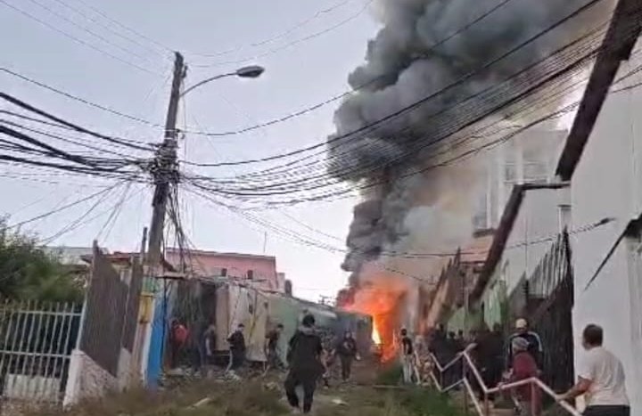 Bus desbarrancó e impactó a vehículo que luego se incendió en el cerro Cárcel de Valparaíso: al menos 15 lesionados