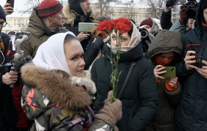 "Traigan a nuestros maridos de vuelta": La inédita protesta de mujeres en Rusia por la guerra en Ucrania