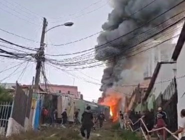 Bus desbarrancó e impactó a vehículo que luego se incendió en el cerro Cárcel de Valparaíso: al menos 15 lesionados