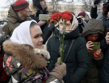 "Traigan a nuestros maridos de vuelta": La inédita protesta de mujeres en Rusia por la guerra en Ucrania