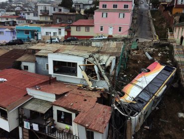 Amplían detención de conductor de bus que desbarrancó en el cerro Cárcel de Valparaíso: niña de 7 años falleció