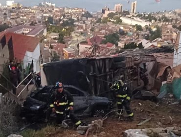 Fallece niña de 7 años gravemente herida en desbarrancamiento de bus en cerro Cárcel de Valparaíso