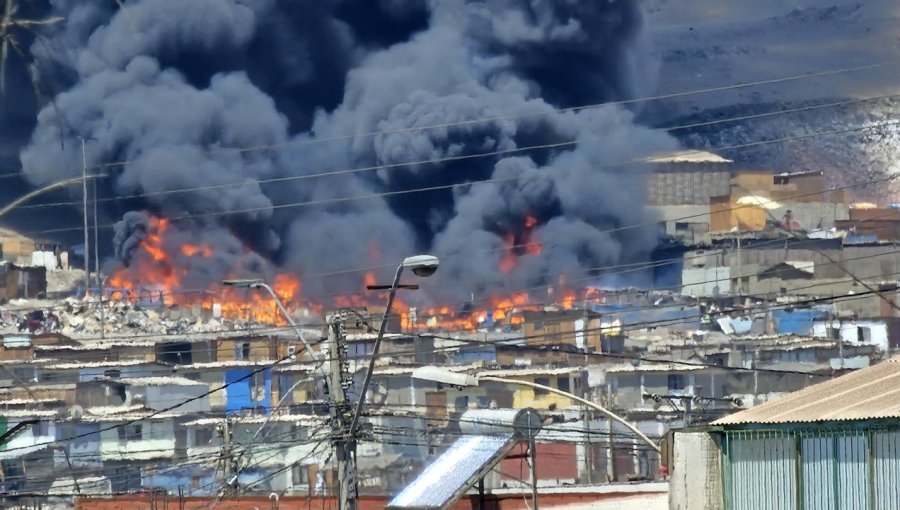 Controlan incendio que consumió acopio de escombros y residuos en el sector Cerro Chuño de Arica