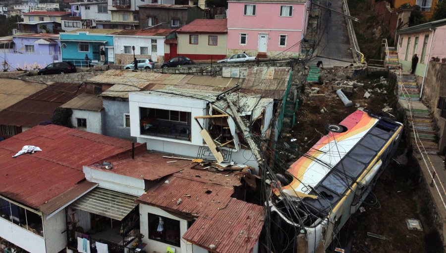 Amplían detención de conductor de bus que desbarrancó en el cerro Cárcel de Valparaíso: niña de 7 años falleció