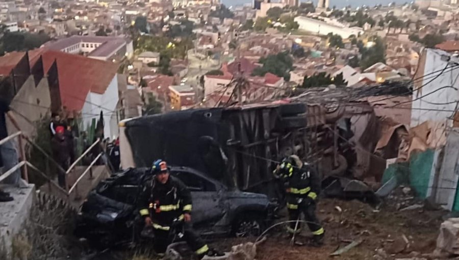 Fallece niña de 7 años gravemente herida en desbarrancamiento de bus en cerro Cárcel de Valparaíso