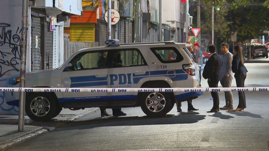 PDI se enfrenta a disparos con delincuentes en violento portonazo frente a clínica institucional en Ñuñoa