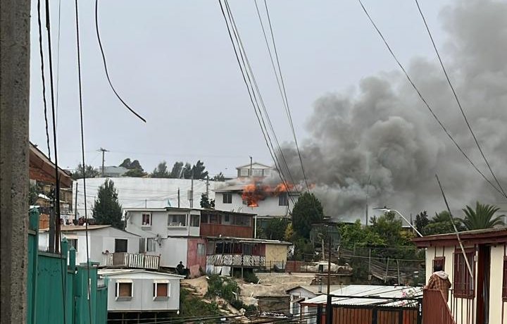 Incendio consumió una vivienda en el cerro Placeres de Valparaíso: No se registraron personas lesionadas