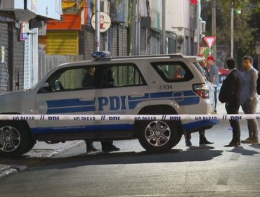 PDI se enfrenta a disparos con delincuentes en violento portonazo frente a clínica institucional en Ñuñoa