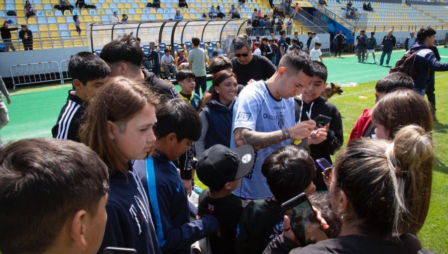 150 niños de escuelas de Viña compartieron con plantel del rival ecuatoriano de Everton