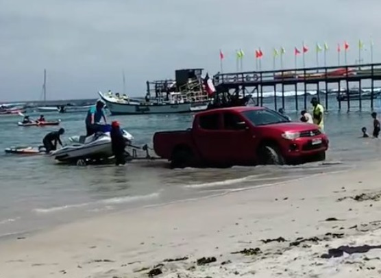 Camioneta que se acercó a la orilla del mar para dejar una moto de agua quedó atrapada en playa de Algarrobo