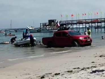 Camioneta que se acercó a la orilla del mar para dejar una moto de agua quedó atrapada en playa de Algarrobo