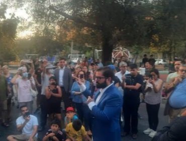 Presidente Boric acudió a "marcha silenciosa" de vecinos del barrio Yungay por inseguridad: "Esto me preocupa y ocupa"