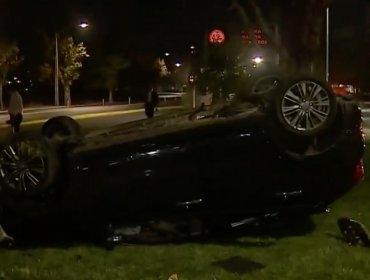 Automóvil termina volcado en confuso incidente en Plaza Italia