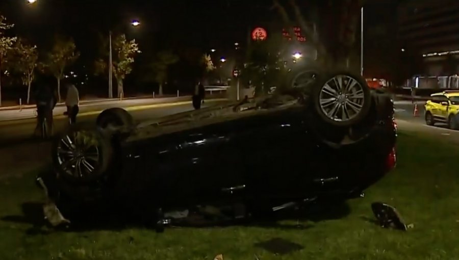 Automóvil termina volcado en confuso incidente en Plaza Italia