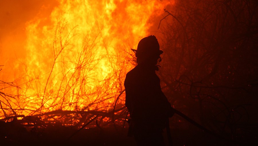 1.900 hectáreas y once viviendas son consumidas en voraz incendio en La Estrella y Navidad