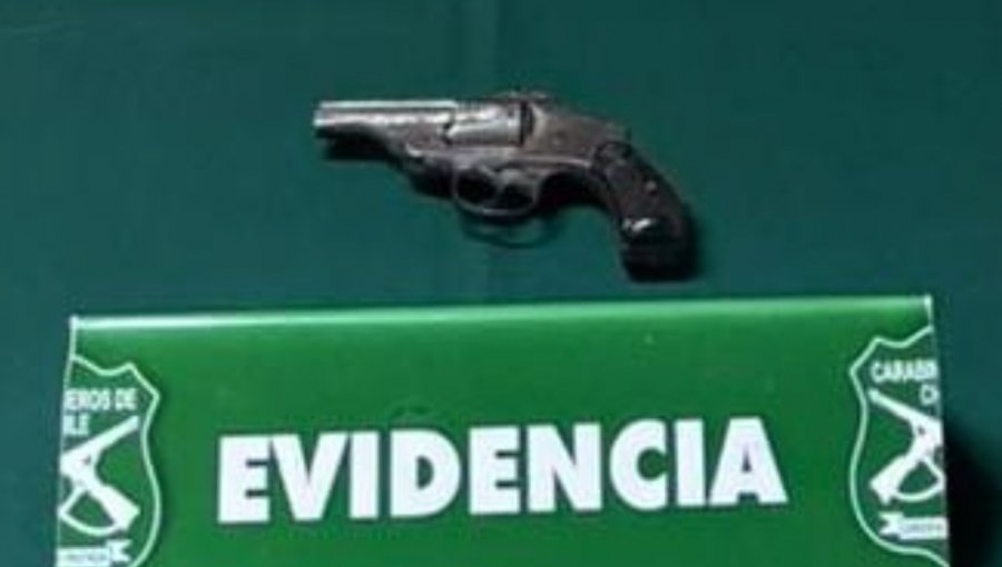 Sujeto es sorprendido portando arma de fuego en pleno centro de Valparaíso: Registraba tres órdenes de detención vigente