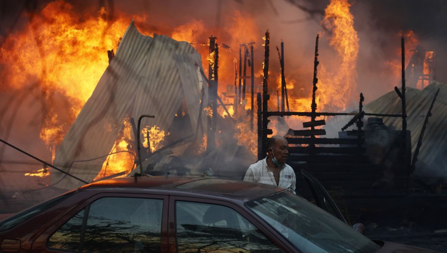 Infierno en Valparaíso, Viña del Mar, Quilpué y Villa Alemana: Miles de evacuados y número incierto de casas quemadas