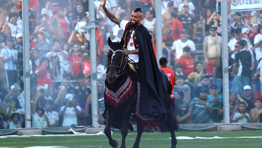 Presentación a caballo de Arturo Vidal en Colo Colo fue destacada por la Champions League