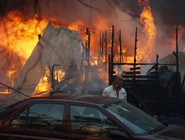 Infierno en Valparaíso, Viña del Mar, Quilpué y Villa Alemana: Miles de evacuados y número incierto de casas quemadas
