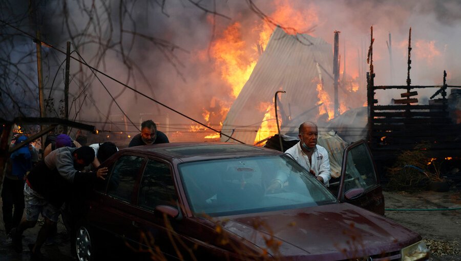 Por incendio forestal, ordenan evacuar Villa Magisterio y los sectores colindantes al Hospital de Quilpué