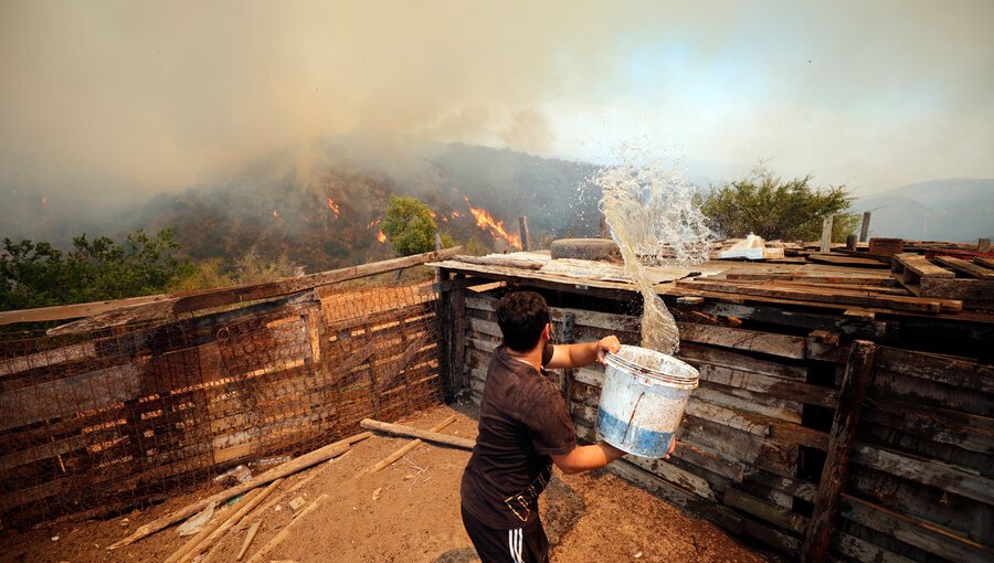 Esval reitera el llamado a moderar el consumo de agua por incendios: cerca de 27.000 hogares se encuentran sin servicio