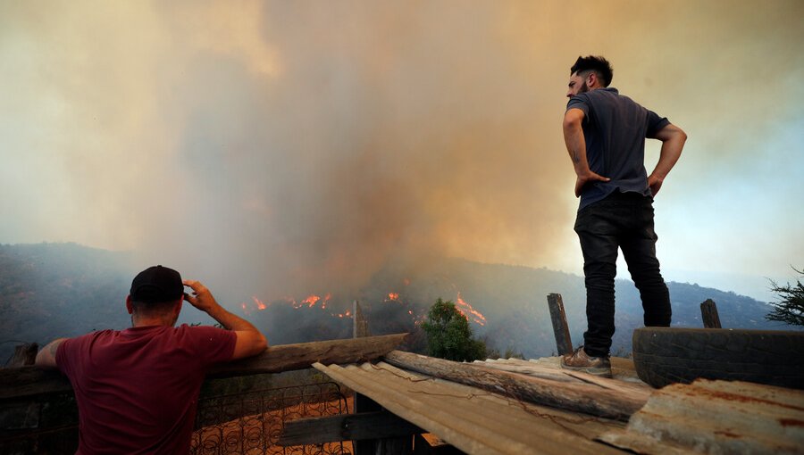 Diversos albergues y centros de acopio son habilitados por los incendios que azotan a la región de Valparaíso