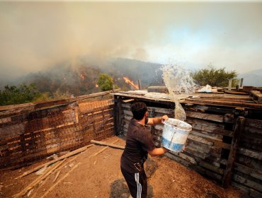 Esval reitera el llamado a moderar el consumo de agua por incendios: cerca de 27.000 hogares se encuentran sin servicio