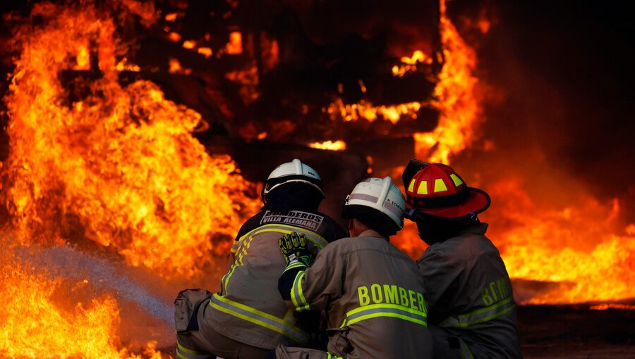 Altas temperaturas e intensas ráfagas de viento complican el trabajo de Bomberos en incendios activos de la región de Valparaíso