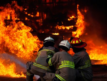 Altas temperaturas e intensas ráfagas de viento complican el trabajo de Bomberos en incendios activos de la región de Valparaíso