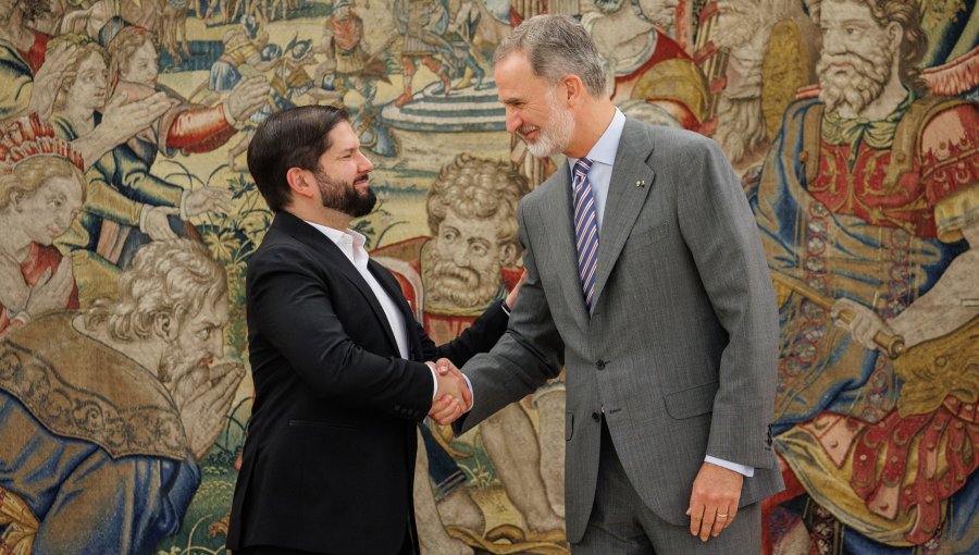 Felipe VI manifestó a presidente Boric su pesar y solidaridad por los fallecidos en incendios