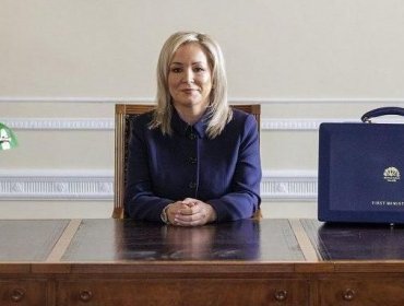 Quién es Michelle O'Neill, la primera mujer católica al frente del gobierno de Irlanda del Norte y por qué es un hito