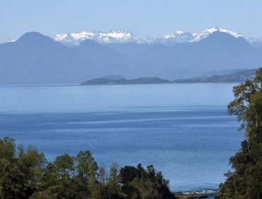 Helicóptero privado con al menos cuatro ocupantes capotó en el lago Ranco en Los Ríos