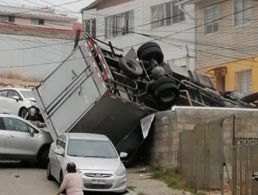 Dos heridos graves deja camión volcado al interior de una casa en cerro Cordillera de Valparaíso