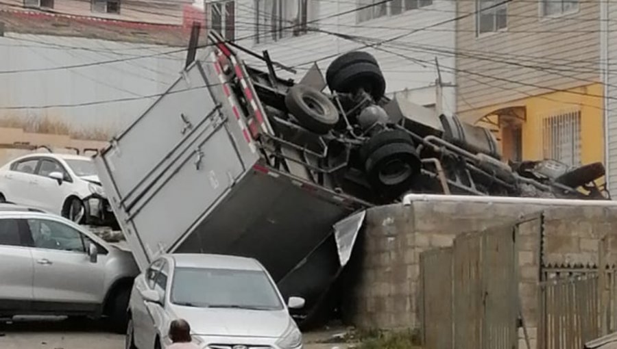 Dos heridos graves deja camión volcado al interior de una casa en cerro Cordillera de Valparaíso