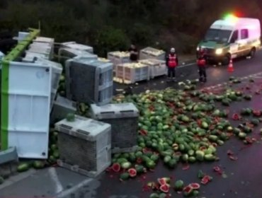 Camión volcado genera caos vial en Ruta 68: 3.000 sandías y 2.000 melones obstaculizan el tránsito