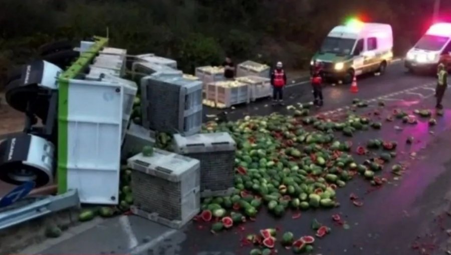 Camión volcado genera caos vial en Ruta 68: 3.000 sandías y 2.000 melones obstaculizan el tránsito