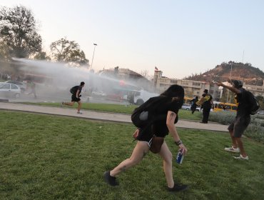 Grupo de personas interrumpió el tránsito y prendió barricadas tras la muerte de Sebastián Piñera en plaza Baquedano